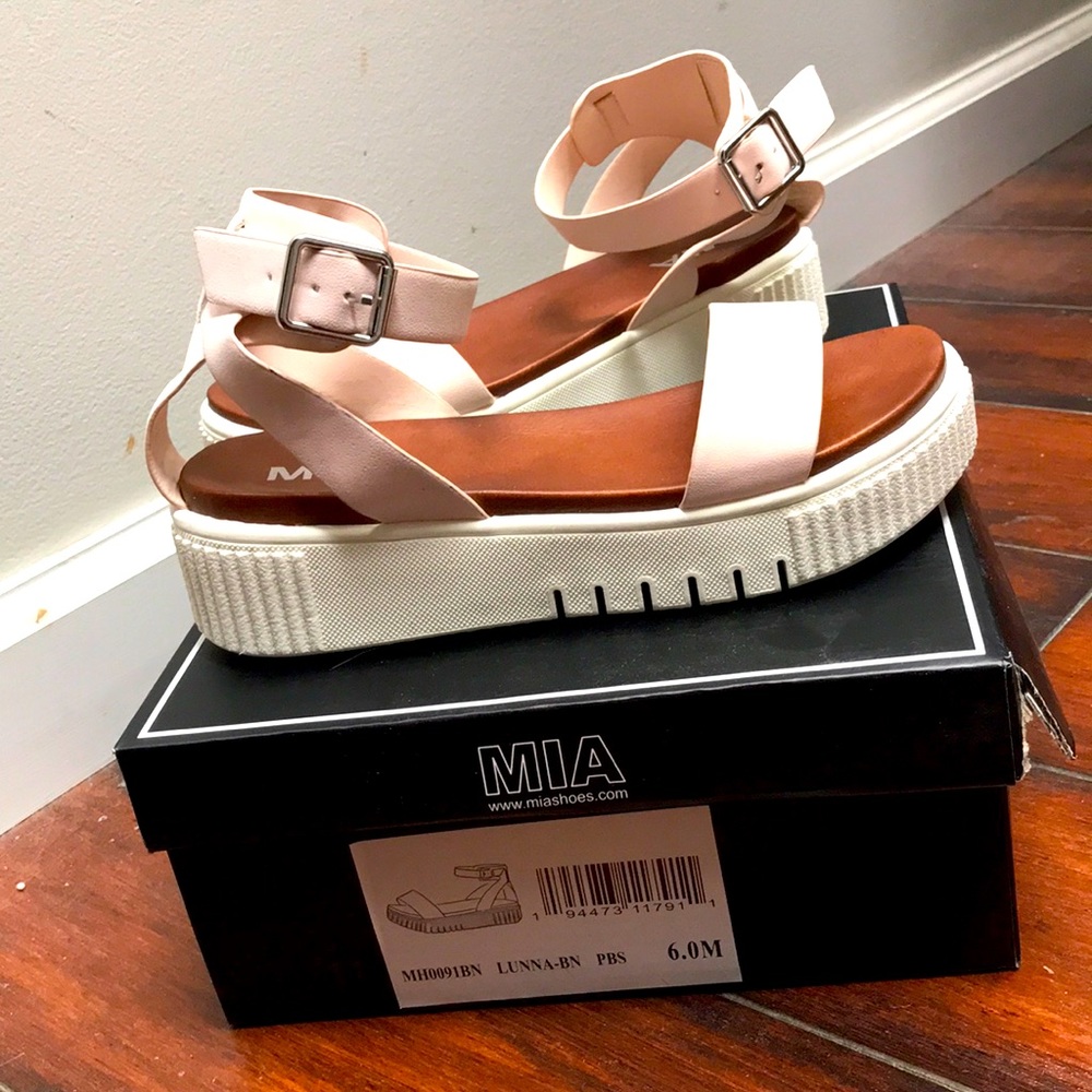 Mia light pink/nude strapped sandal. Size 6